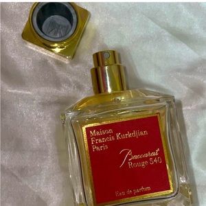 An oriental-floral fragrance that blends jasmine, amberwood and ambergris.